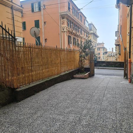 Ampio Appartamento Con 2 Posti Auto E Cortile Genua Exterior foto
