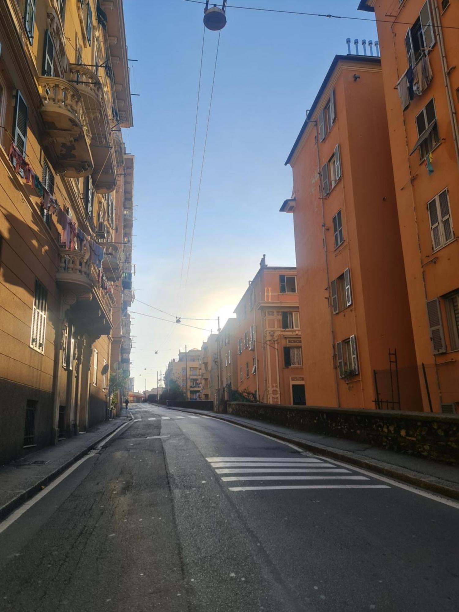 Ampio Appartamento Con 2 Posti Auto E Cortile Genua Exterior foto