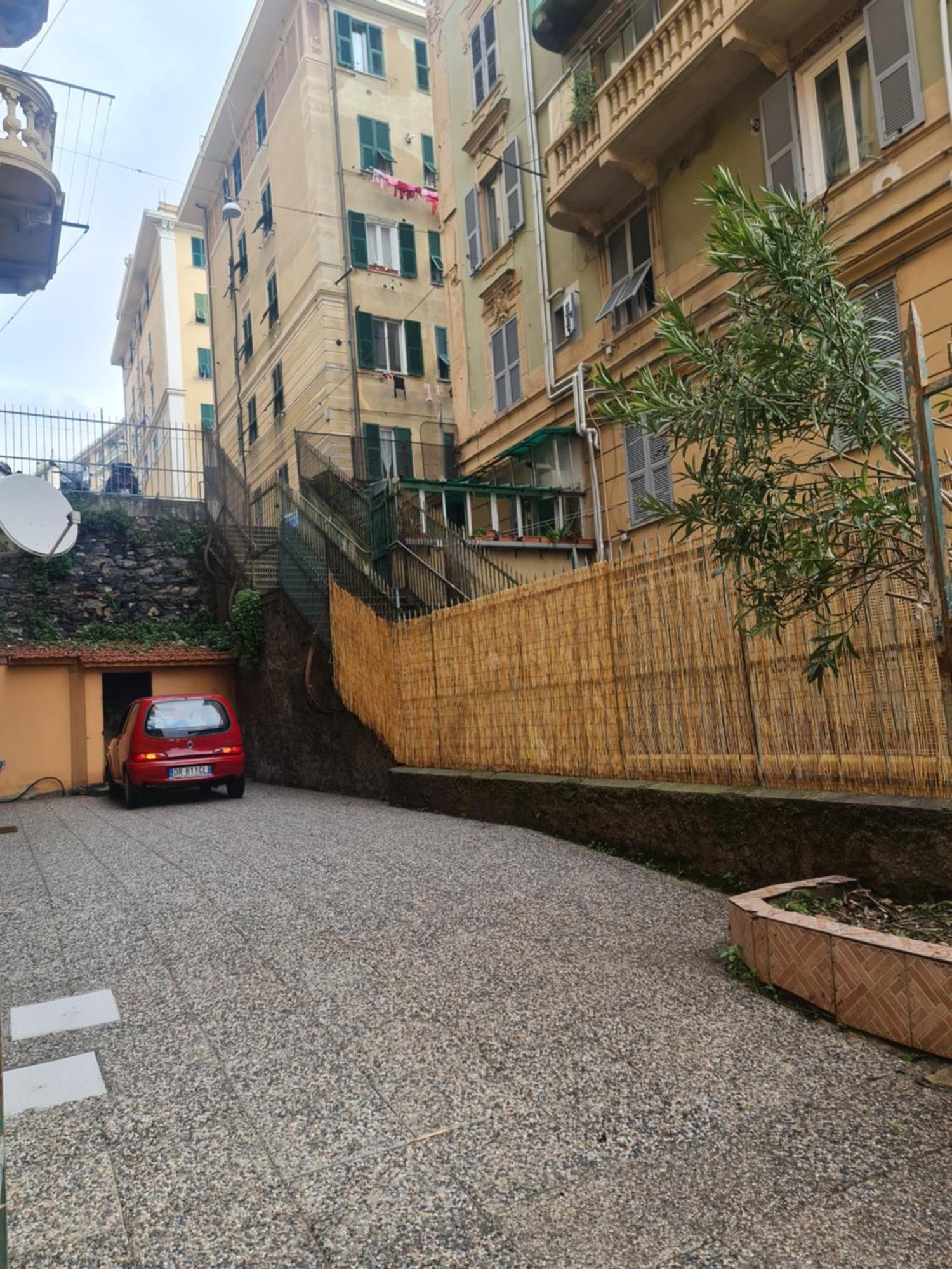 Ampio Appartamento Con 2 Posti Auto E Cortile Genua Exterior foto